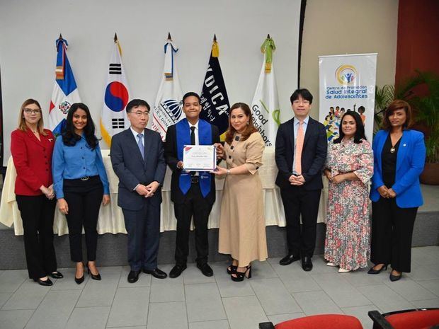 Ministerio de la Mujer realiza graduación.