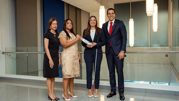 María Povedano, Ana García, Francina Hungría y Elías Dinzey, durante el acto de entrega de las herramientas. 
