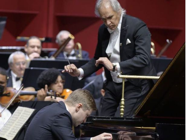 El  pianista ucraniano Dmytro Chony, y El maestro José Antonio Molina.
