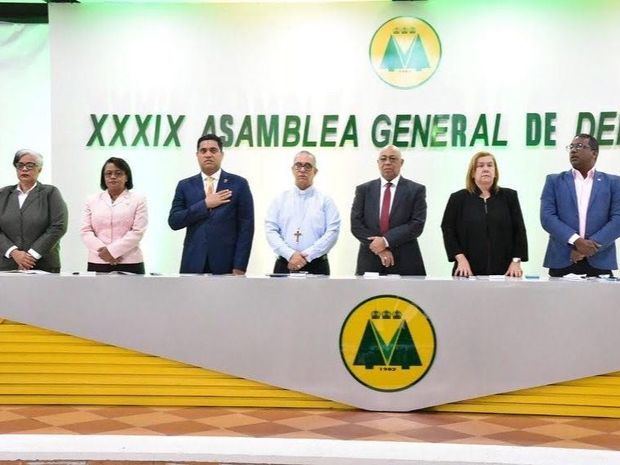 Mesa principal de la XXXIX Asamblea General de Delegados de Cooperativa Vega Real.