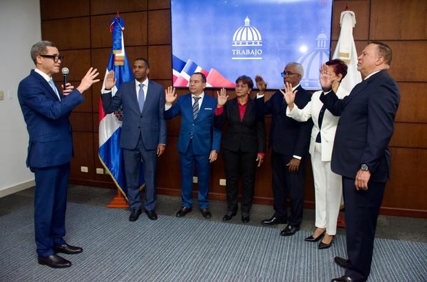 Leonardo Manuel, de Empleo; Domingo Santana Castillo, de Regulación del Trabajo; Ramón EnfrenCuello Manera, de Seguridad Social; Maritza Antonia Contreras Brito, de Mediación, Asuntos Sindicales y Empresariales; Dulce Mercedes Quillones, de Trabajo Infantil y Sectores Vulnerables; y Franklin Augusto Marte Bueno, de Inspección, Seguridad y Salud en el Trabajo.