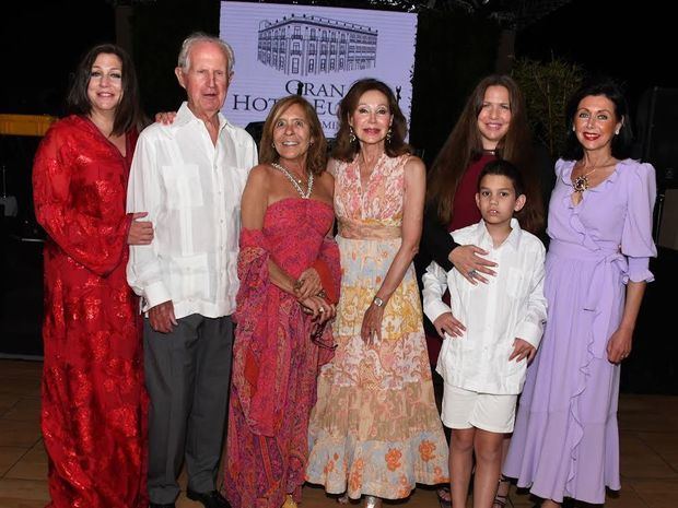 Marta Barreras,  José Alberto Barreras,  Maria Luisa Fernández,  Clara Segura,  Martin Barreras,  Anabel Barreras y Lourdes Segura. 