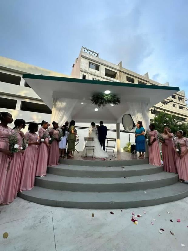 Celebración de una boda dentro de un parque.