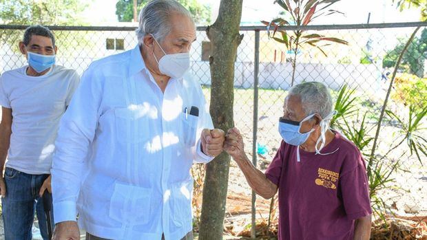 El doctor José García Ramírez junto a un adulto mayor.