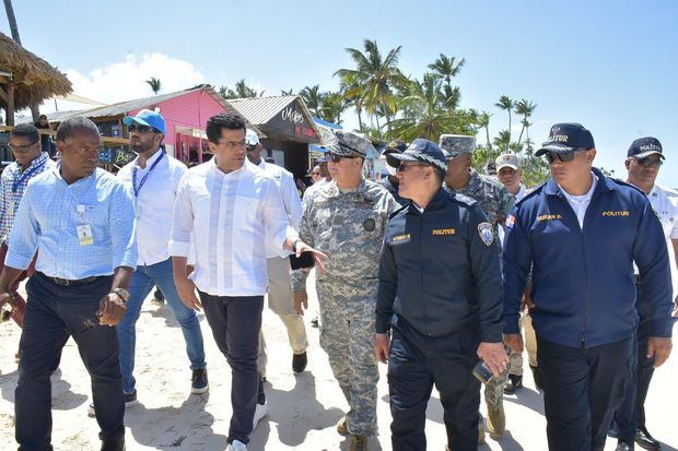 El comandante general de la Armada de República Dominicana, vicealmirante Ramón Gustavo Betances Hernández, en compañía del ministro de Turismo , David Collado.