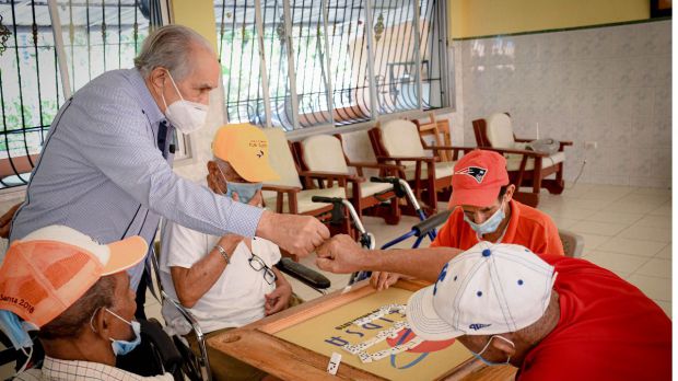 Envejecientes retornan a hogares de día tras menguar amenazas de la pandemia 