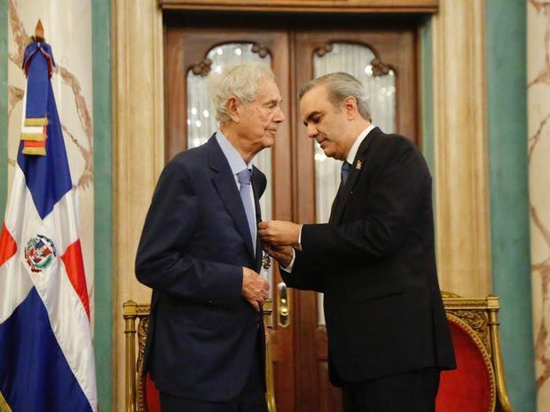 Gabriel Escaper Juliá junto a Luis Abider al recibir la Medalla del Mérito Duarte, Sánchez y Mella.