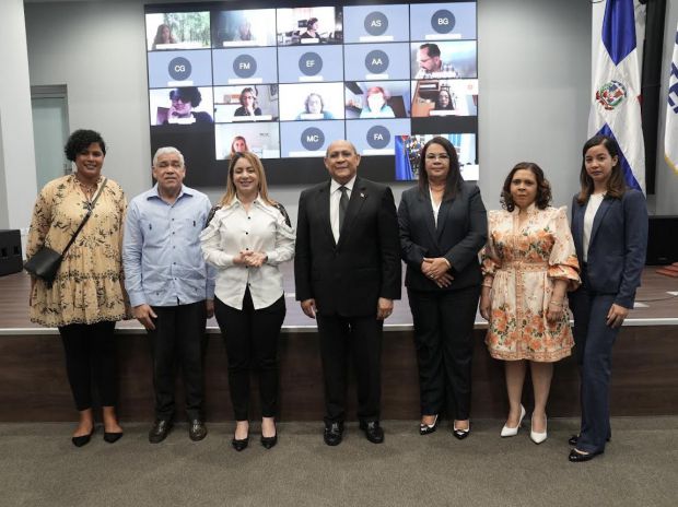 Rafael Santos Badía, Gloria Reyes y Maira Morla acompañada de los participantes en el diplomado