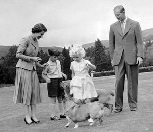 La reina Isabel II y el principe de Edimburgo junto a al príncipe Carlos y la princesa Ana.
