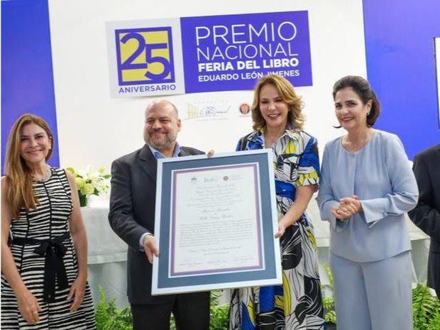 Pablo Gómez Borbón gana Premio Nacional Feria del Libro Eduardo León Jimenes 2022