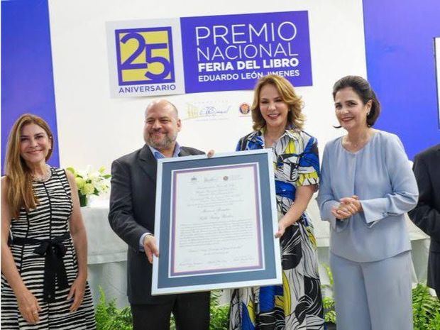 Pablo Gómez Borbón gana Premio Nacional Feria del Libro Eduardo León Jimenes 2022.