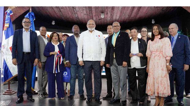 El Ministerio de Educación inaugura su pabellón en la Feria del Libro.