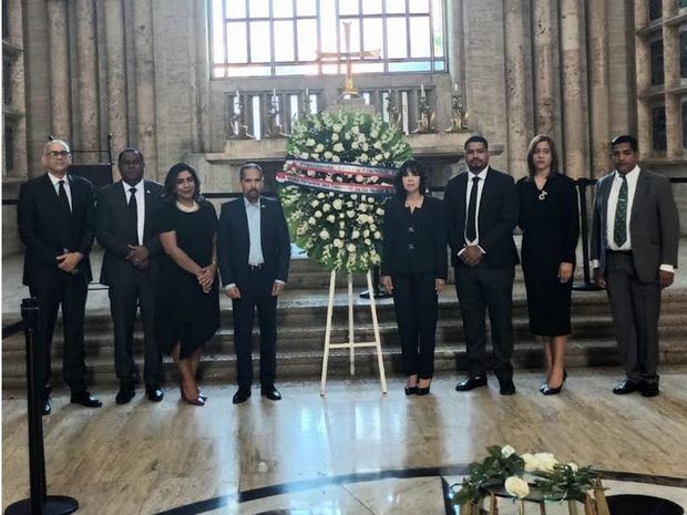 Juan Pablo Uribe, junto a directivos de la Digeig y Efemérides Patrias.