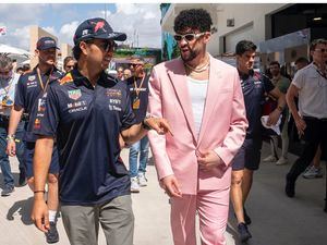Imagen del piloto mexicano de Fórmula Uno, Sergio Pérez (i) junto al cantante puertorriqueño Bad Bunny. 
