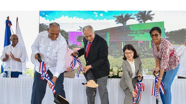 El alcalde del municipio San Rafael de Yuma, señor Francisco Rodríguez Aponte, el director ejecutivo de CONAPE, doctor José García Ramírez, la señora Satoni Nakashima, encargada de Cooperación Técnica de la Embajada de Japón y la gobernadora de la provincia La Altagracia, señora Martina Pepen, dan inicio a los trabajos de construcción de un hogar de día para envejecientes de la demarcación.