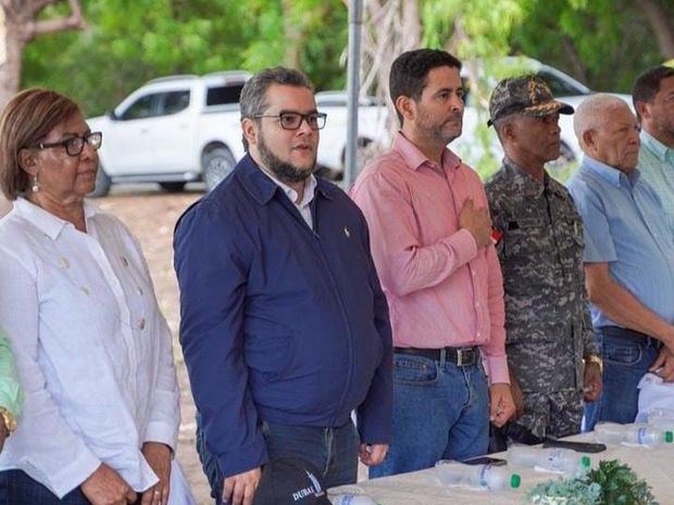 El director del FEDA Hecmilio Galván, encabeza una de las actividades en la provincia Pedernales.
