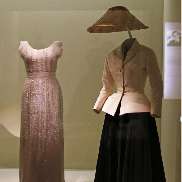 Un modelo de Dior del estilo New Look, de la exposición ''Vistiendo el Tiempo'', en una fotografía de archivo.