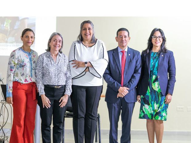 Kirssys Abreu, Julia Tavárez-Bucher, Elisa Veras, Adrian Guzmán y Josefina Navarro.