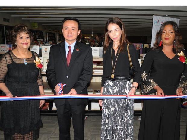 Verónica Sencion, el embajador Zhang Run,  Isabel González Cuadra y Amarilys Duran, cortan la cinta para dejar inaugurado el stand de libros chinos.