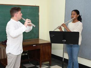 Flautista italiano, Alberto Navarro junto a Wendy Polanco. 