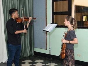 Violinista danesa, Anna Agafia junto a Eudys Jesús Segura.