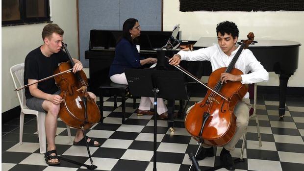 Violonchelista finlandés-holandés, Jonathan Roozeman junto a Alejandro Bolívar.