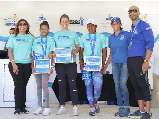 Ganadores Categoría Femenino 5km - 1er Lugar Aleksia Boon, 2do Lugar Lizbeth Santa y 3er Lugar Marleni Félix, acompañan Olga García, Mariluz Viñas y René Castillo.