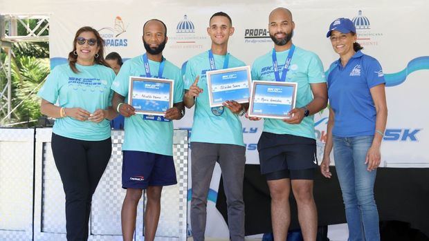 Ganadores Categoría Hombres 5Km - 1er Lugar Slaider Javier; 2do Lugar Nicolás Ozoria; 3er Lugar Mario González, acompañan Olga García y Marilú Viñas.