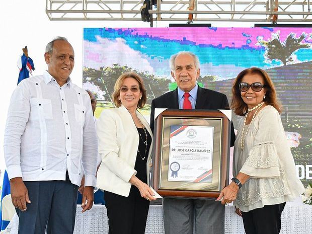 José García Ramírez al recibir la placa de reconocimiento.