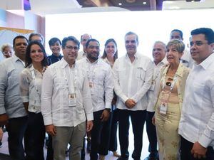  Presidente Luis Abinader junto al ministro de turismo David Collado y la senadora Ginette Bournigal junto a miembros de la delegación de Puerto Plata.