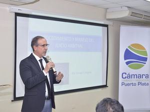 Ismael Comprés diserta para el CRC de la Cámara de Comercio de Puerto Plata