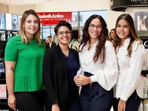 Laura Pérez, Karla Tavarez, Vanesa De Jesús y Diana Villabrille.