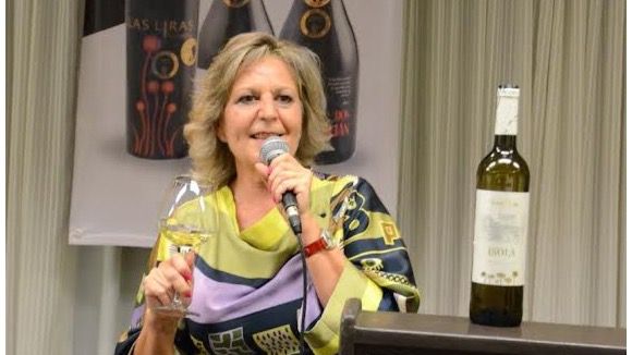 Carmen Fernández, presidenta Bodegas Mont Reaga, de España mientras realizaba la cata de vinos de la empresa.
