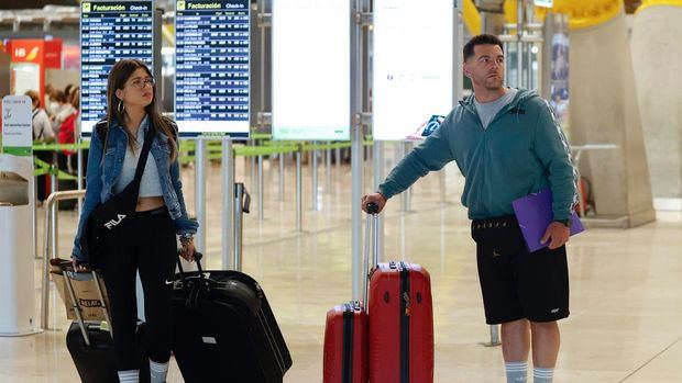 Un par de pasajeros sin mascarilla en el Aeropuerto Internacional Adolfo Suárez Madrid-Barajas, este lunes, en Madrid.