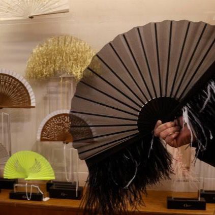 Vista de un abanico ideado por el diseñador Olivier Bernoux, creador de sofisticados abanicos tanto para mujeres como para caballeros que han lucido desde Madonna a Rossy de Palma, en su taller en Madrid.