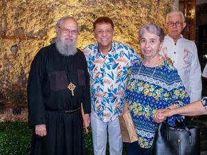 Obispo Paul Dupuis, Domingo Bautista, Dominica Abramos y Jorge Solano.