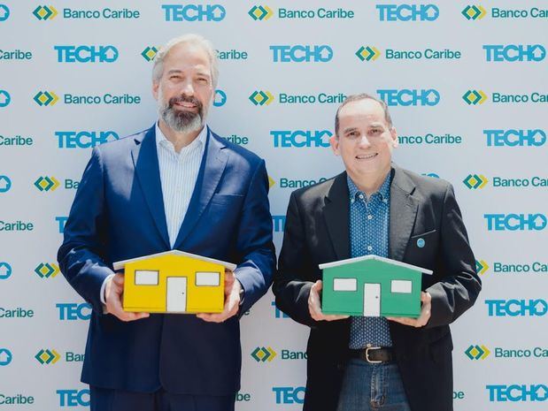 Dennis Simó y Miguel Cunillera, presidentes Banco Caribe y de Techo RD, respectivamente, sostienen alcancías de “La Gran Colecta”.