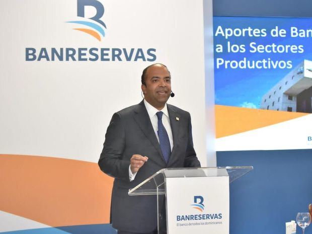 El administrador general de Banreservas, Samuel Pereyra, habla en el panel organizado por la entidad bancaria sobre las mipymes. 