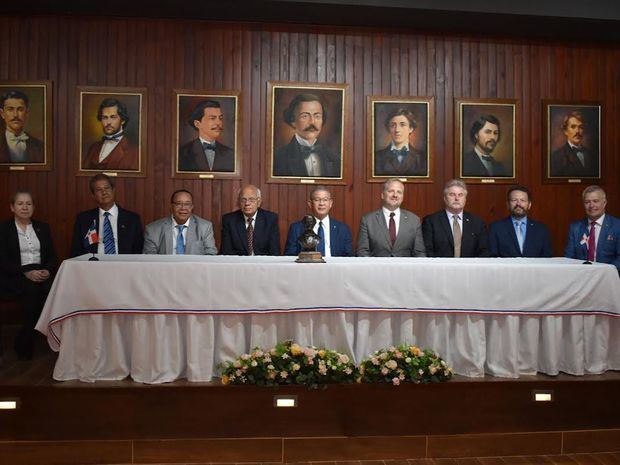 Los presidentes del Instituto Duartiano y de la filial duartiana en Newark, New Jersey, Wilson Gómez Ramírez y Santiago Paniagua, respectivamente, encabezaron un encuentro en el inicio de las actividades 'Día del Orgullo Dominicano en el Estado de New Jersey'.