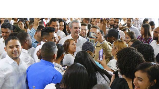 Presidente Abinader realiza encuentro con jóvenes emprendedores.