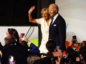 El presidente de Estados Unidos, Joe Biden, y su esposa la primera dama Jill Biden, saludan hoy durante un evento en la jornada inaugural de la IX Cumbre de las Américas, en Los Ángeles, California, EE.UU.