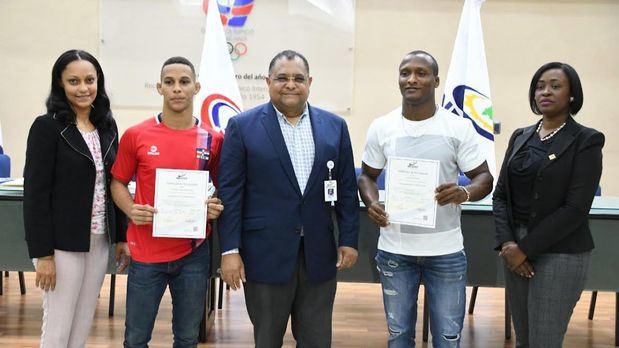 Antonio Acosta y Gilberto García, junto a los participantes en el curso de “Comunicación efectiva y trabajo en equipo”. Figuran también Robertina Columna, Aracelis González, Edwin De la Cruz y Masiel Leguisamón.