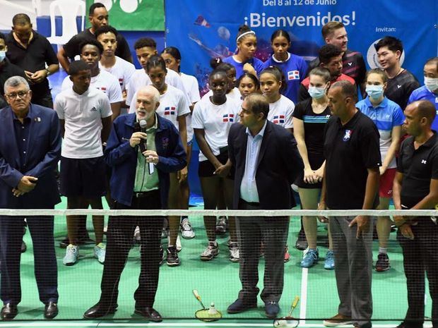 Antonio Acosta se dirige a los presentes durante el inicio del XII Bádminton Santo Domingo Internacional Open. Le acompañan Rafael Villalona y parte del comité ejecutivo de FEDOBAD.