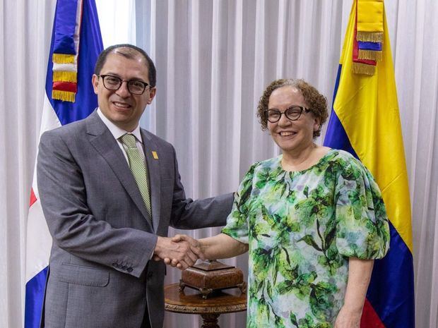 Francisco Barbosa Delgado junto a Miriam Germán Brito.