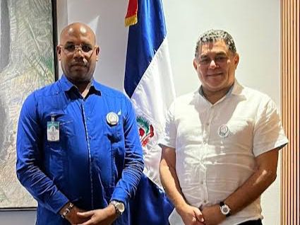 El Dr. Alejandro Asmar, presidente de la Fundación Alejandro Asmar, junto al señor Rey Sepúlveda, presidente de la Asociación Dominicana de Técnicos Automotrices (ASODPROTECMAA).