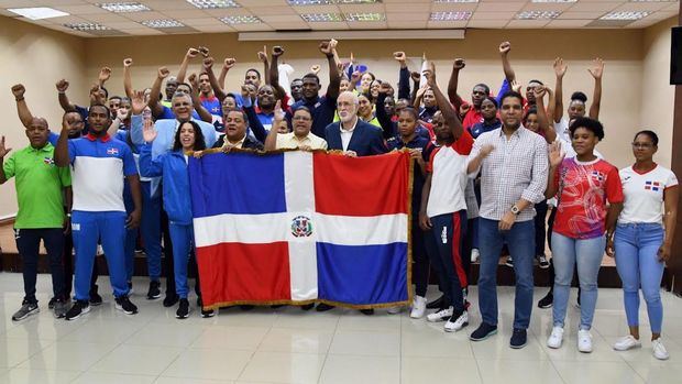 Ministro Deportes entrega banderas a delegaciones juegos