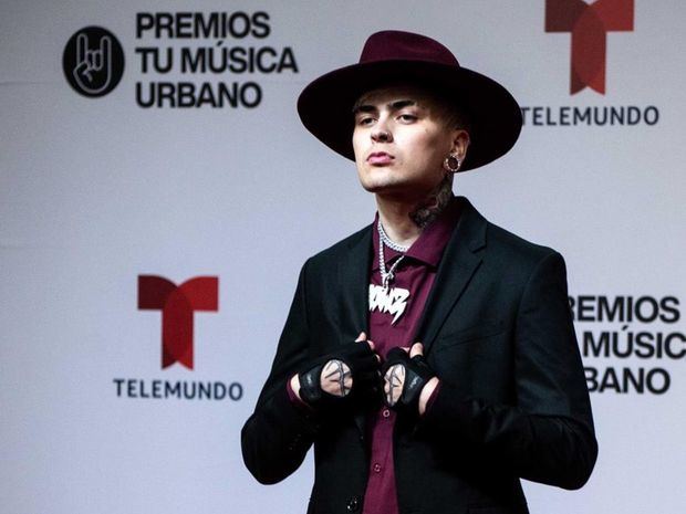 El cantante argentino Lit Killahfue registrado este jueves al posar a su llegada a la alfombra roja de los Premios Tu Música Urbano, en San Juan (Puerto Rico).