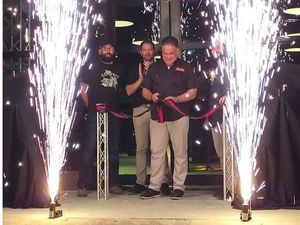 Darío Lama corta la cinta para dejar inaugurada la nueva tienda. Alejandro Canó, José Augusto Muñoz y José Eduardo Lama.