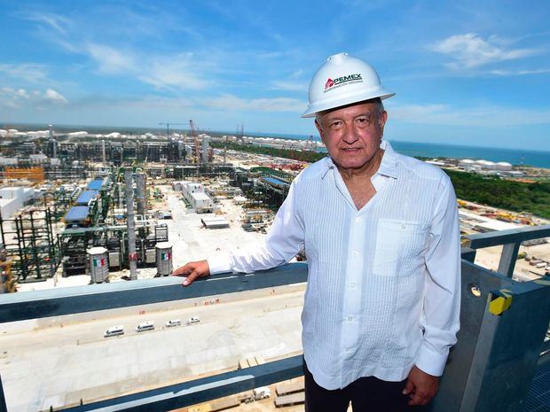 otografía cedida hoy por la presidencia de México del mandatario mexicano, Andrés Manuel López Obrador, donde se observa la Refinería Dos Bocas, en el municipio de Paraíso en Tabasco, México.