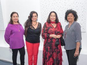 Lourdes, Juana y Rosa Tavárez acompañadas de Ruth Félix.